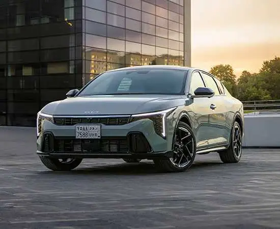 مزايا كيا K4 2026 نص فل في السعودية – سيدان اقتصادية بتصميم عصري وتكنولوجيا متقدمة