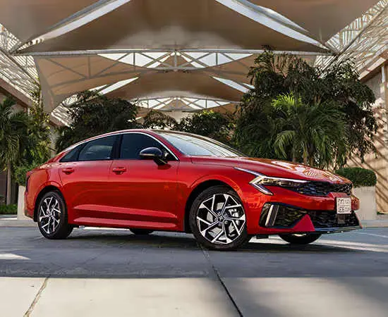 مزايا Kia K5 2026 نص فل في السعودية – سيدان رياضية بتصميم عصري وتقنيات متطورة