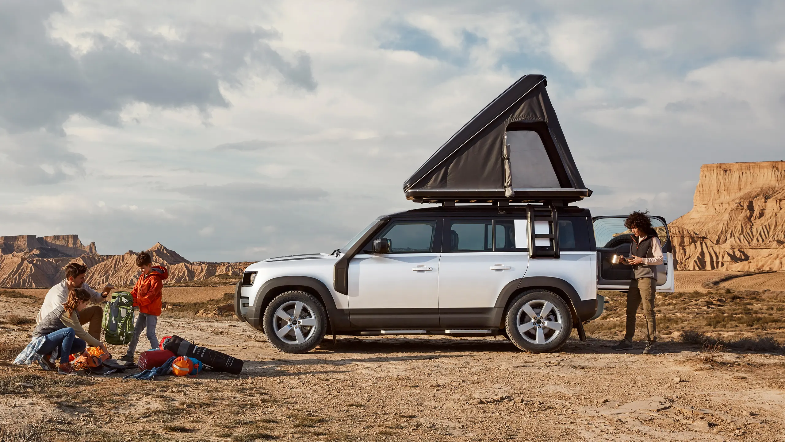 مزايا Land Rover Defender SE 2026 في السعودية – فخامة بريطانية مع قدرات أوف رود أسطورية